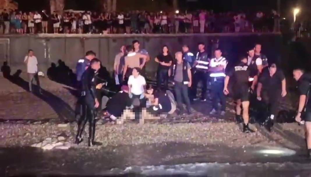 Oğlunu cenaze aracına koydu, dizlerinin üzerine çöküp feryat etti: Ciğerimi yaktın 7
